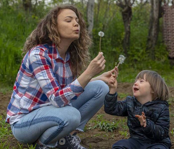 Salud mental y bienestar emocional Una mujer jugando con un crío