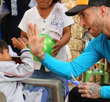 Imagen de Sergio Ramos chocando los 5 con un crío