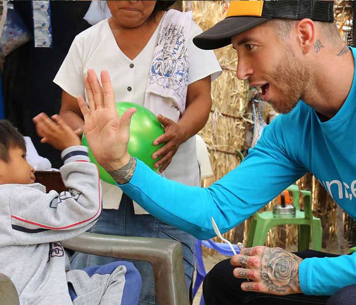 Imagen de Sergio Ramos chocando los 5 con un crío