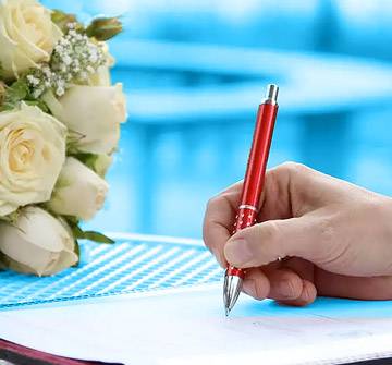 Si no se abre testamento Mujer firmando un documento