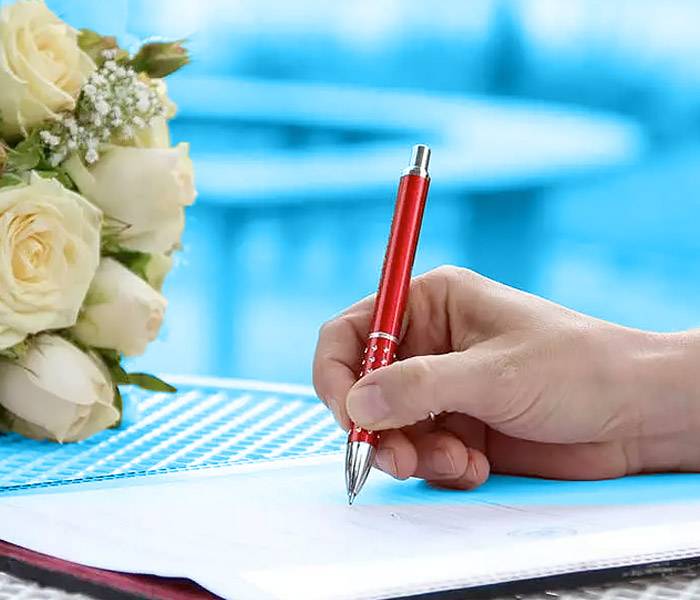 Mujer firmando un documento
