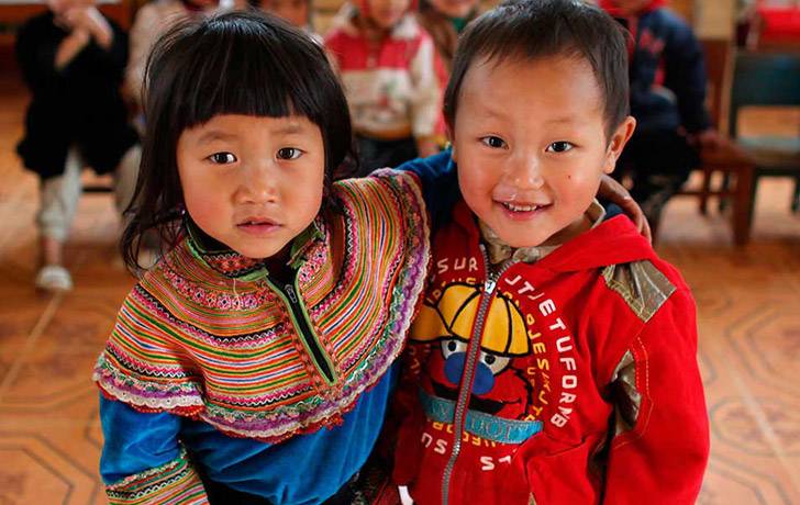 Imagen de dos niño sonrientes