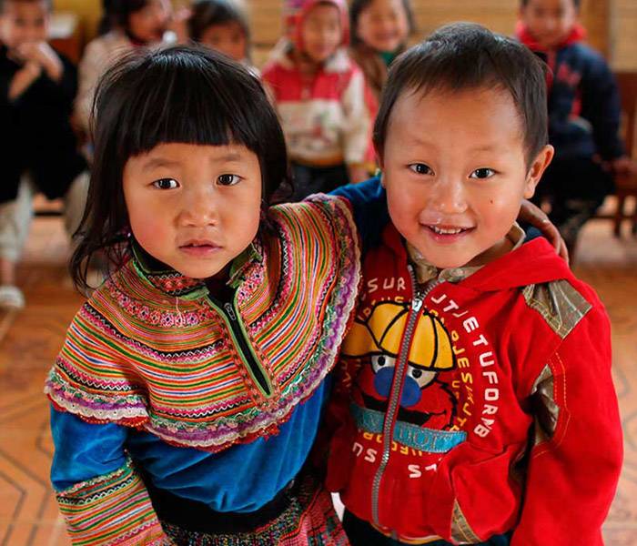 Imagen de dos niños sonrientes