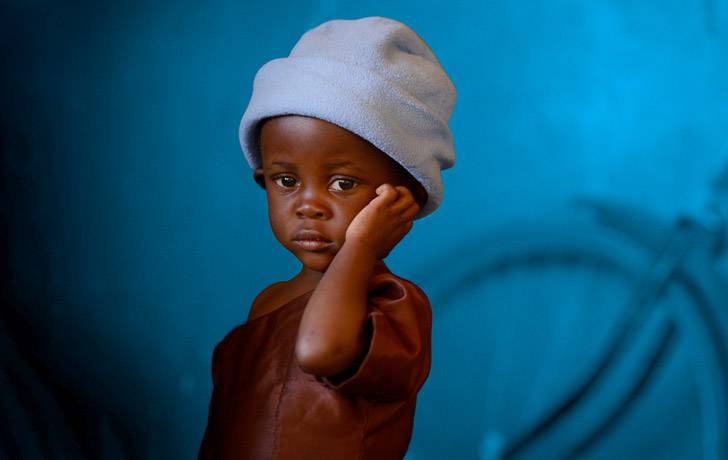 SMS Solidario - envía alta al 798000 Niño mirando al frente