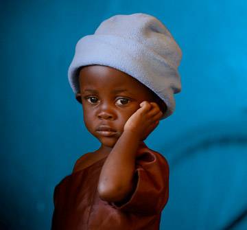 SMS Solidario - envía alta al 798000 Niño mirando al frente