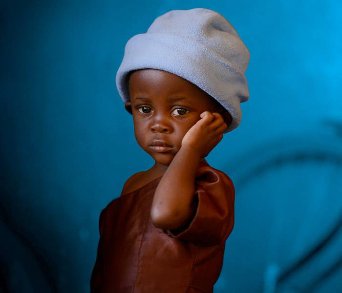 SMS Solidario - envía alta al 798000 Niño mirando al frente