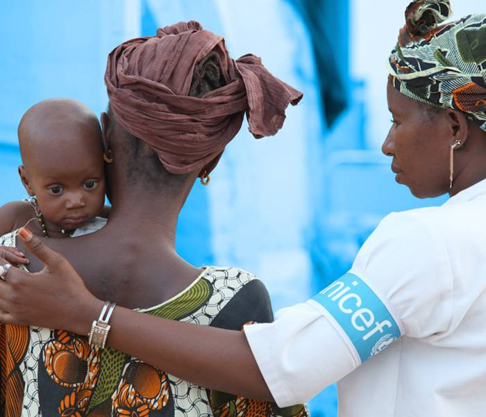 Sin tu colaboración todo esto no sería posible Una colaboradora UNICEF ayuda a una madre con su bebé