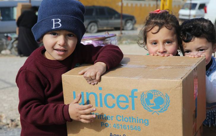 Una manta no solo abriga, también salva vidas. Niños recibiendo mantas de UNICEF.