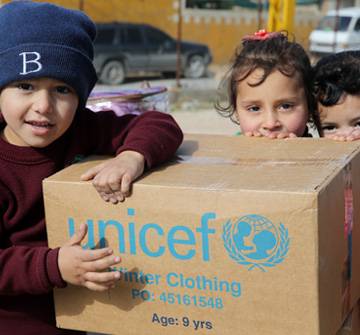 Una manta no solo abriga, también salva vidas. Niños recibiendo mantas de UNICEF.