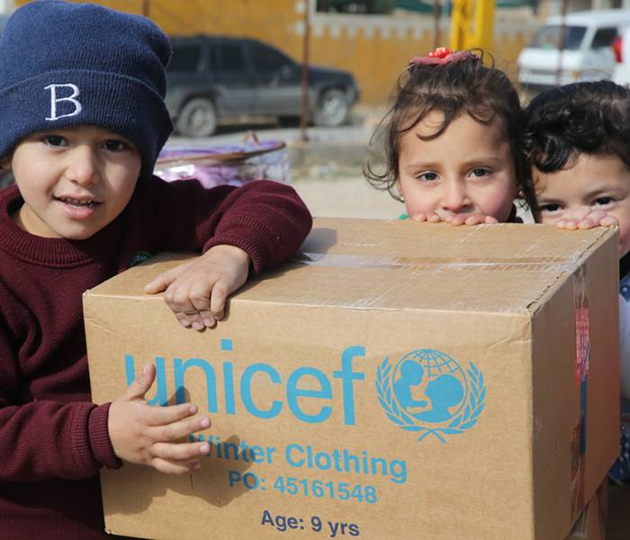 Una manta no solo abriga, también salva vidas. Niños recibiendo mantas de UNICEF.