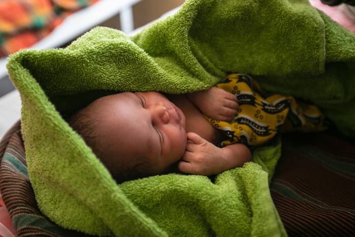 Un niño recién nacido en Nabilatuk H/C IV, distrito de Kaabong Un recien nacido