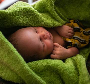 Un niño recién nacido en Nabilatuk H/C IV, distrito de Kaabong Un recien nacido