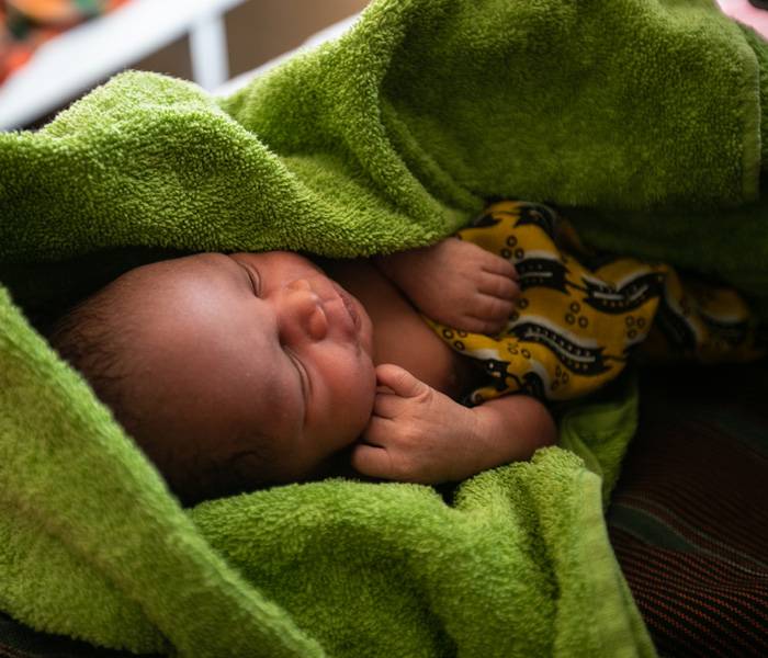 Un niño recién nacido en Nabilatuk H/C IV, distrito de Kaabong Un recien nacido