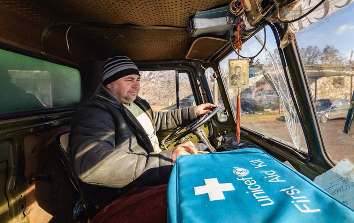 Millones de niños necesitan ayuda urgente. Equipo UNICEF lleva suministros a Ucrania.
