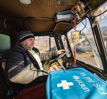 Millones de niños necesitan ayuda urgente. Equipo UNICEF lleva suministros a Ucrania.