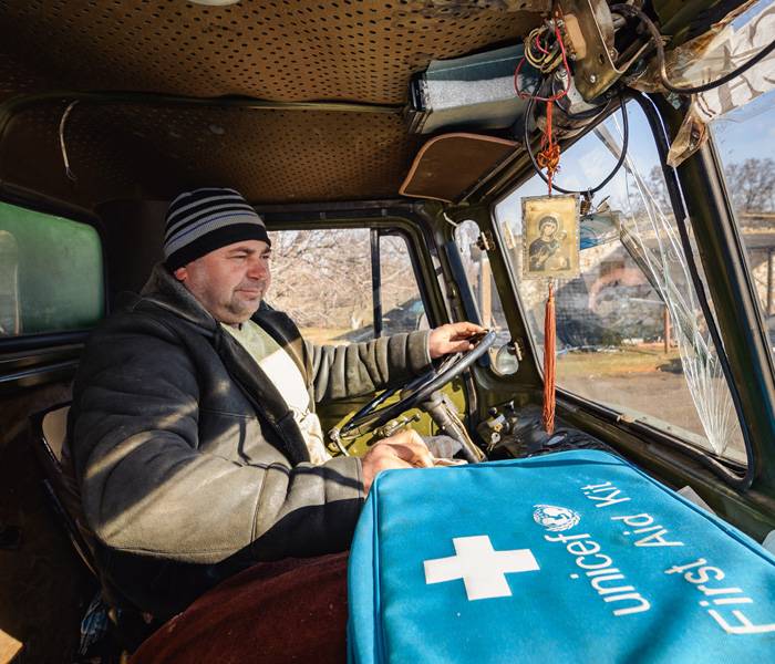 Millones de niños necesitan ayuda urgente. Equipo UNICEF lleva suministros a Ucrania.