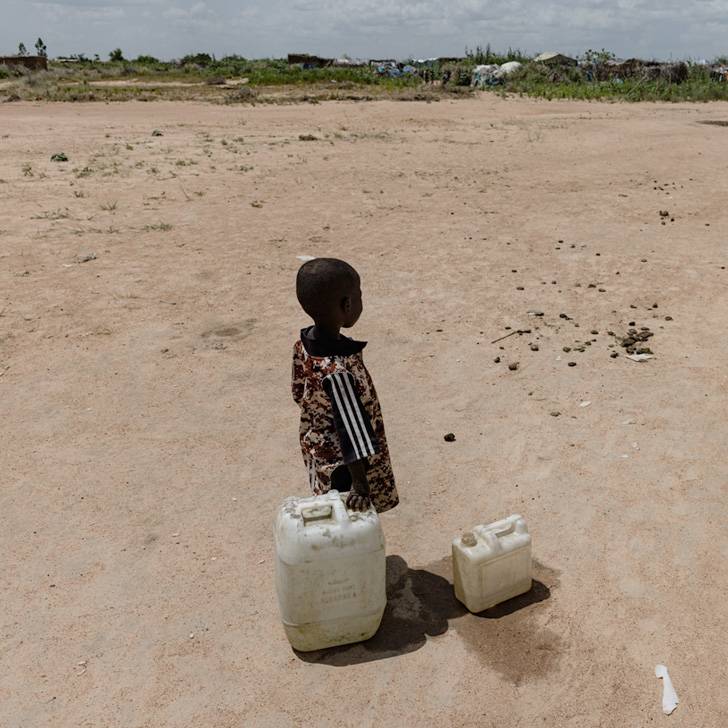 Casi 4 millones de personas se han visto obligadas a desplazarse dificultando aún más el acceso a comida, higiene, salud. Un niño en Sudán