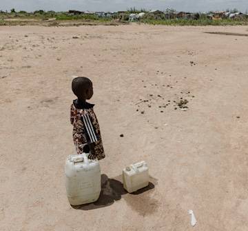 Casi 4 millones de personas se han visto obligadas a desplazarse dificultando aún más el acceso a comida, higiene, salud. Un niño en Sudán