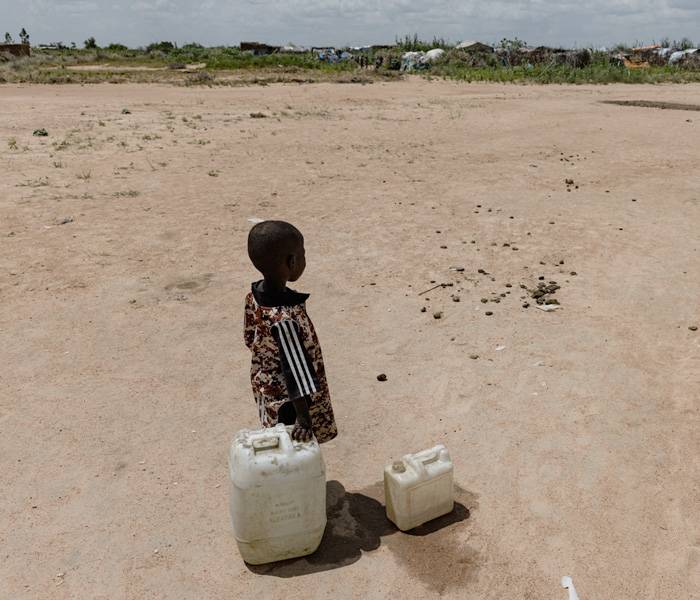 Casi 4 millones de personas se han visto obligadas a desplazarse dificultando aún más el acceso a comida, higiene, salud. Un niño en Sudán