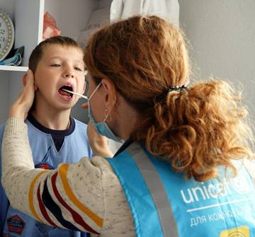 Un niño siendo atendido.