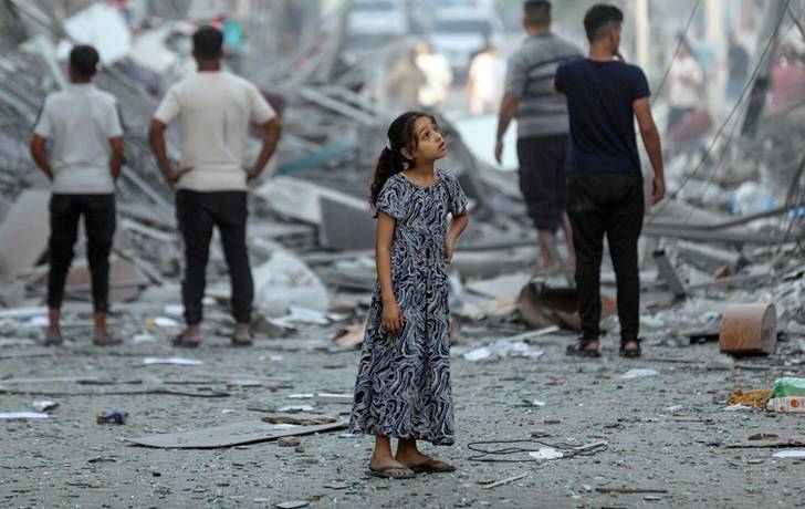 Mal, de 7 años contempla su vecindario arrasado en Gaza.