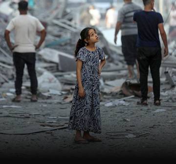 Mal, de 7 años contempla su vecindario arrasado en Gaza.