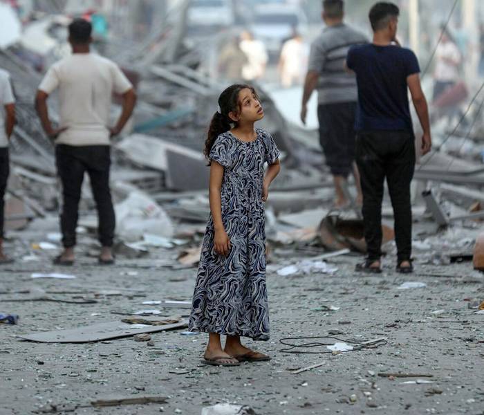 Mal, de 7 años contempla su vecindario arrasado en Gaza.