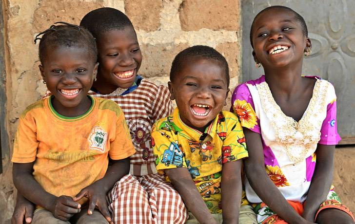 Niños felices en el pueblo de Karafiné-Guimbe (Costa de Marfil)