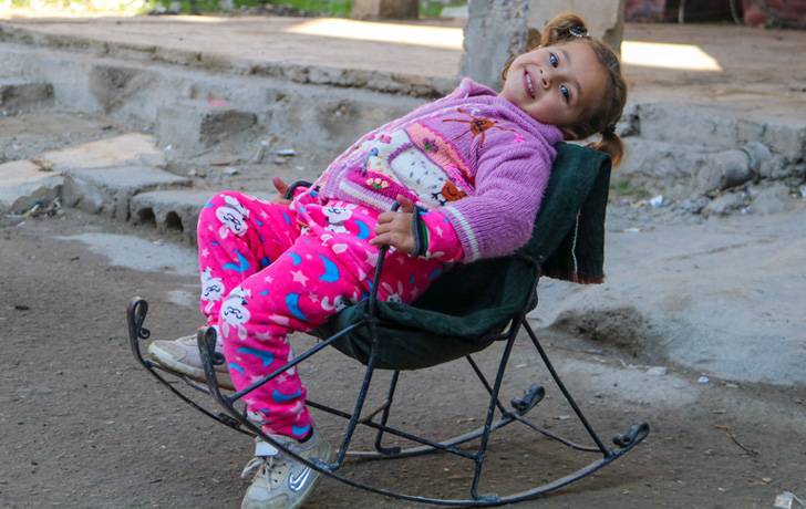 “Date prisa, Amneh. Ahora eres una niña grande y hermosa. ¡Queremos compartir la gran noticia con tus padres! Apuesto a que estarán muy felices y orgullosos de ti”, le dijo Safaa a su sobrina Amneh cuando salían del centro de salud en la ciudad de Deir-ez-Zor. Amneh, de 3 años, sentada en una hamaca frente a su casa en las afueras de la ciudad de Deir-ez-Zor, al noreste de Siria, el 6 de febrero de 2024.