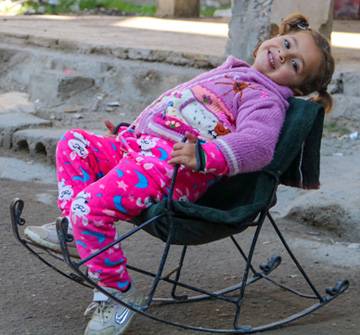 “Date prisa, Amneh. Ahora eres una niña grande y hermosa. ¡Queremos compartir la gran noticia con tus padres! Apuesto a que estarán muy felices y orgullosos de ti”, le dijo Safaa a su sobrina Amneh cuando salían del centro de salud en la ciudad de Deir-ez-Zor. Amneh, de 3 años, sentada en una hamaca frente a su casa en las afueras de la ciudad de Deir-ez-Zor, al noreste de Siria, el 6 de febrero de 2024.