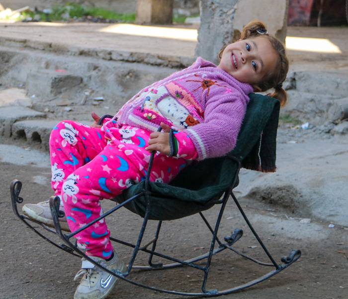 “Date prisa, Amneh. Ahora eres una niña grande y hermosa. ¡Queremos compartir la gran noticia con tus padres! Apuesto a que estarán muy felices y orgullosos de ti”, le dijo Safaa a su sobrina Amneh cuando salían del centro de salud en la ciudad de Deir-ez-Zor. Amneh, de 3 años, sentada en una hamaca frente a su casa en las afueras de la ciudad de Deir-ez-Zor, al noreste de Siria, el 6 de febrero de 2024.