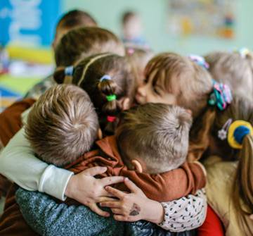 Niños se abrazan