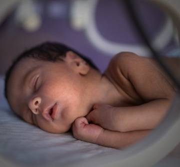 Un bebé en una incubadora