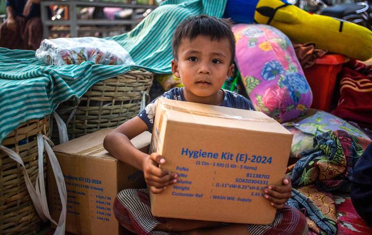 El 28 de marzo de 2025, un poderoso terremoto de magnitud 7,7 golpeó Mandalay, Myanmar. Phone Payae, de 5 años, posa para una fotografía sosteniendo una caja de suministros WASH de UNICEF