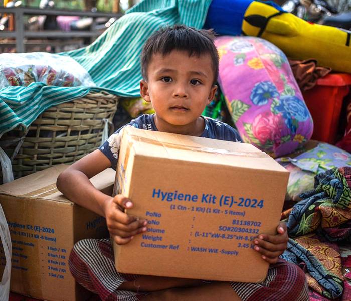 El 28 de marzo de 2025, un poderoso terremoto de magnitud 7,7 golpeó Mandalay, Myanmar. Phone Payae, de 5 años, posa para una fotografía sosteniendo una caja de suministros WASH de UNICEF