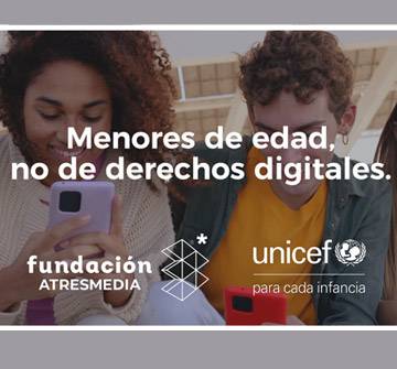 Adolescentes con un móvil