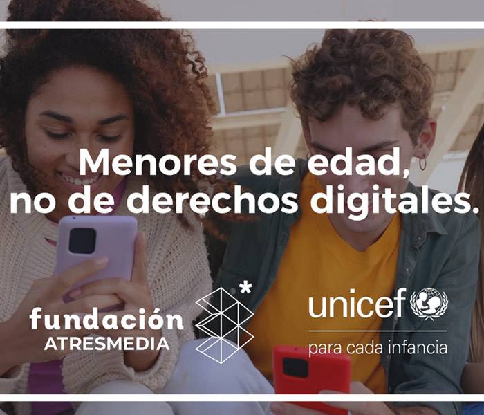 Adolescentes con un móvil
