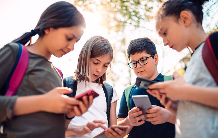 No estar presente en las redes es un hecho excepcional. Adolescentes con su móvil.