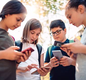 No estar presente en las redes es un hecho excepcional Adolescentes con su móvil.