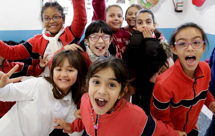 Derechos de los niños en España Varios niños felices y contentos