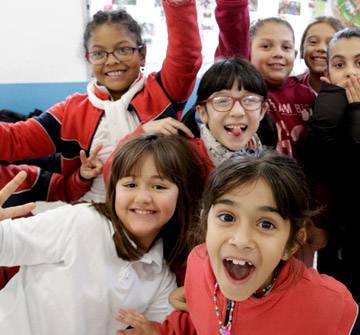 Varios niños felices y contentos