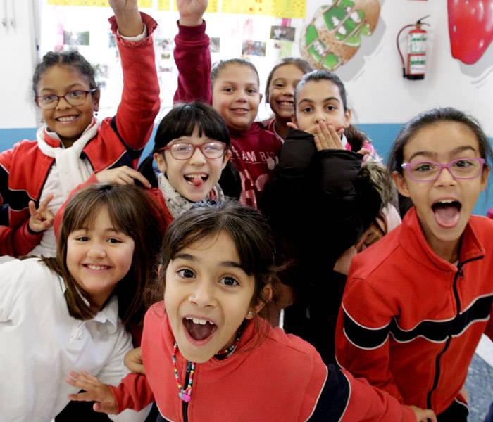 Derechos de los niños en España Varios niños felices y contentos