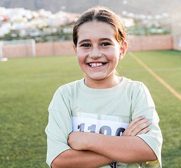 Carreras solidarias en centros educativos Una niña con un dorsal de carrera