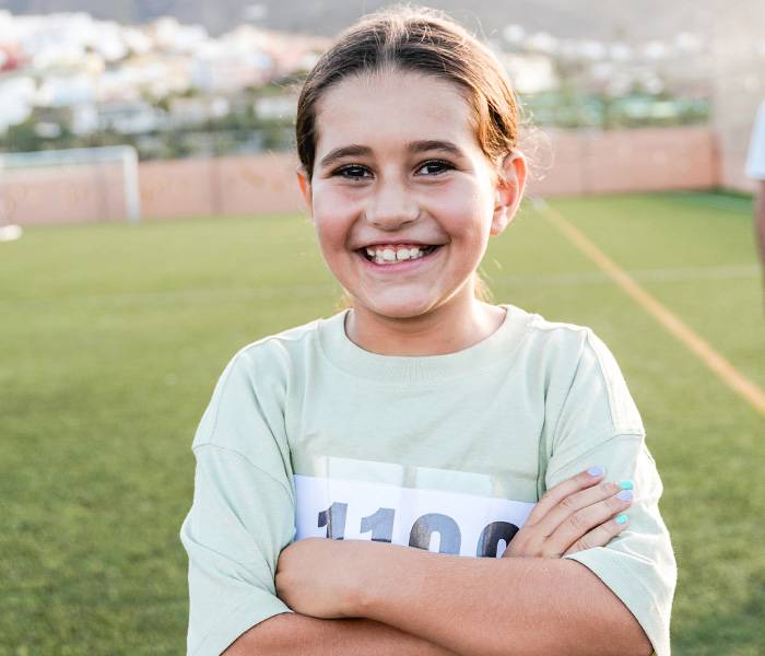 Carreras solidarias en centros educativos Una niña con un dorsal de carrera
