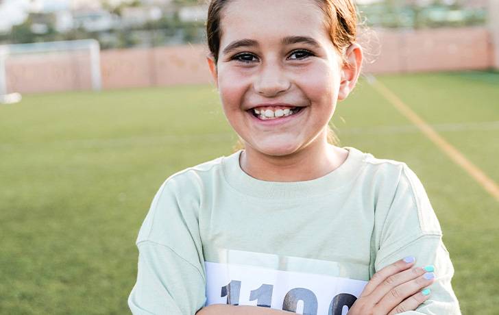 Carreras solidarias en centros educativos Una niña con un dorsal de carrera