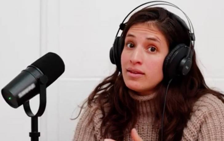 Una adolescente hablando
