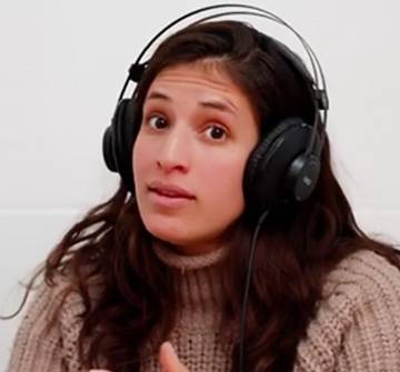 Una adolescente hablando