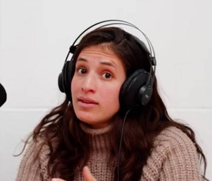 Una adolescente hablando