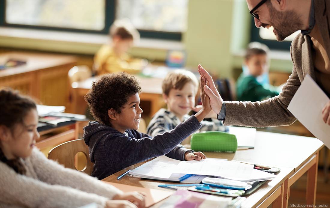 Alumnos y docente en un aula de primaria